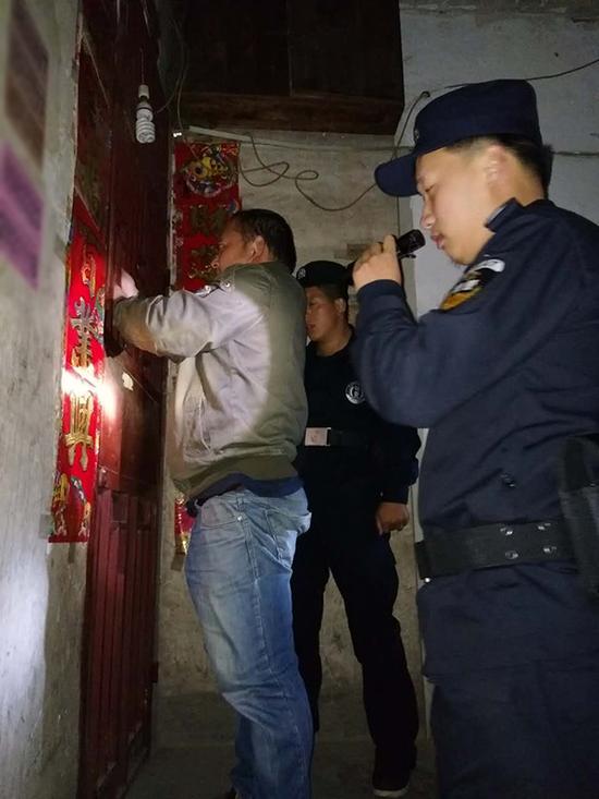 开封粗心妈妈误将幼女锁家中 民警全城寻开锁师傅开门