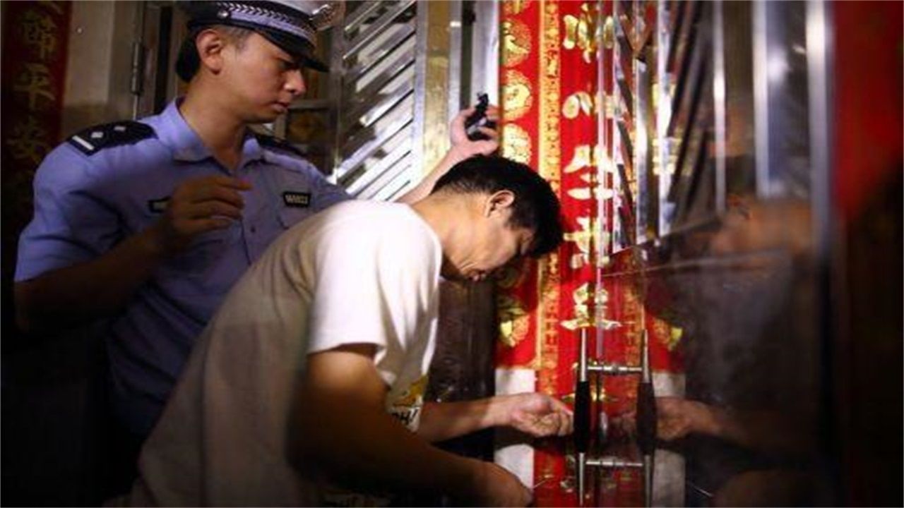 开封请开锁师傅开了锁后，师傅为什么一般都不进门，就算主人请也不进去？